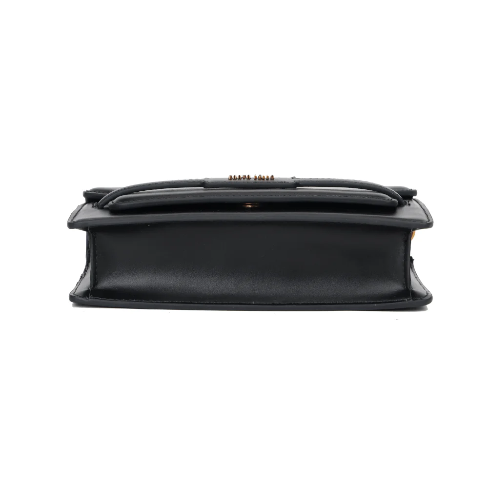 Bolsa Pequena Material Soft Preta Alça Transversal - vista 5 de 5