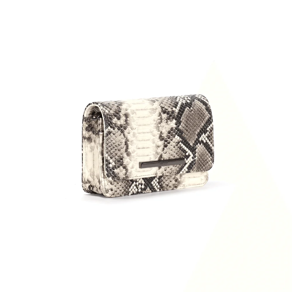 Bolsa Pequena Animal Print Estampa Cobra Bege Alça Transversal - vista 2 de 3
