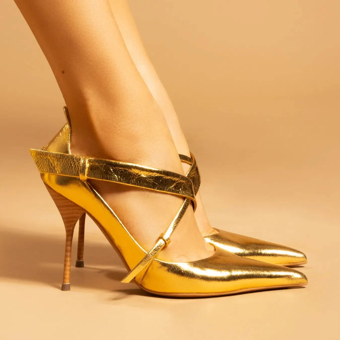 Scarpin Couro Metalizado Dourado Bico Fino Salto Agulha - vista 1 de 5