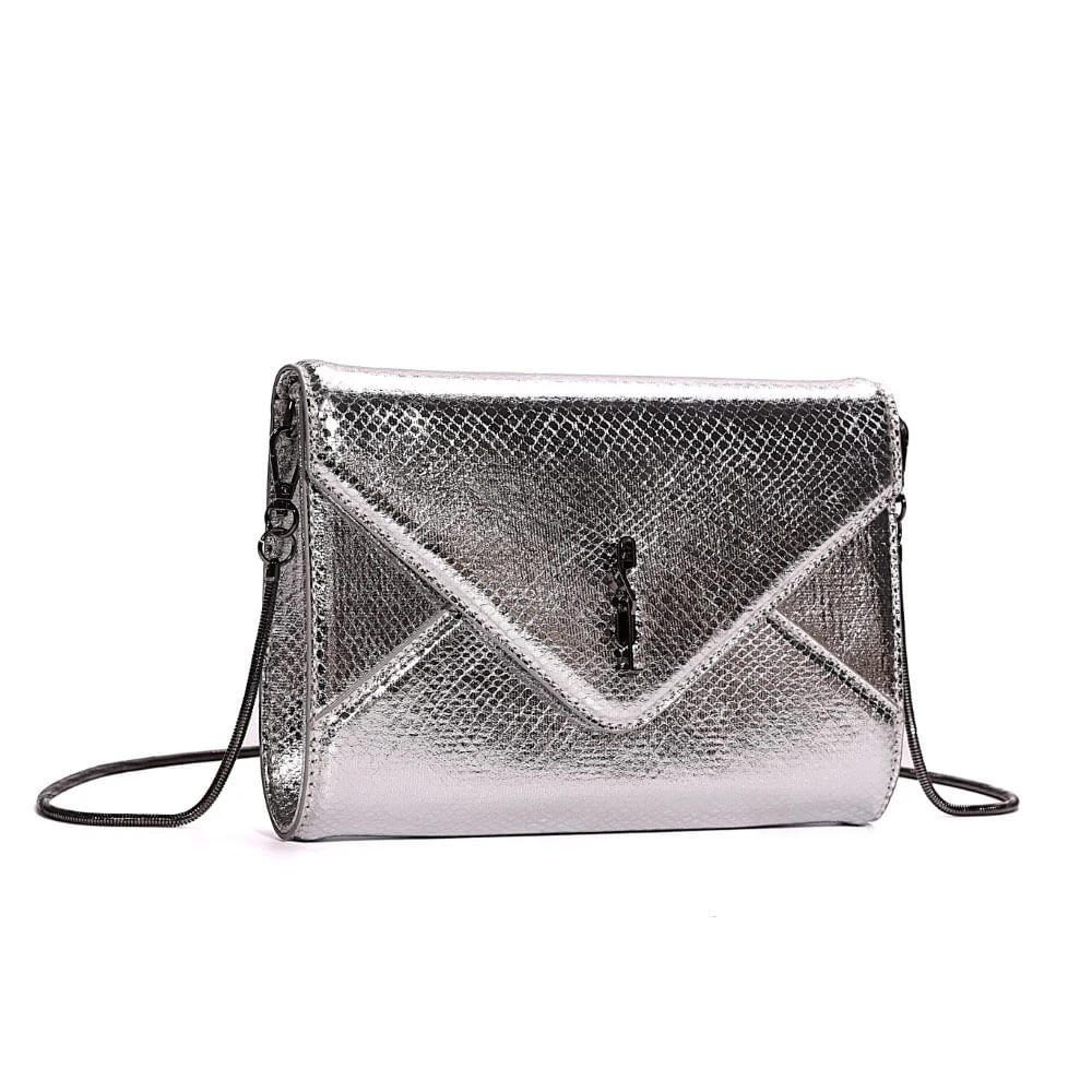 Bolsa Clutch Envelope Metalizada Transversal Prata - vista 2 de 7