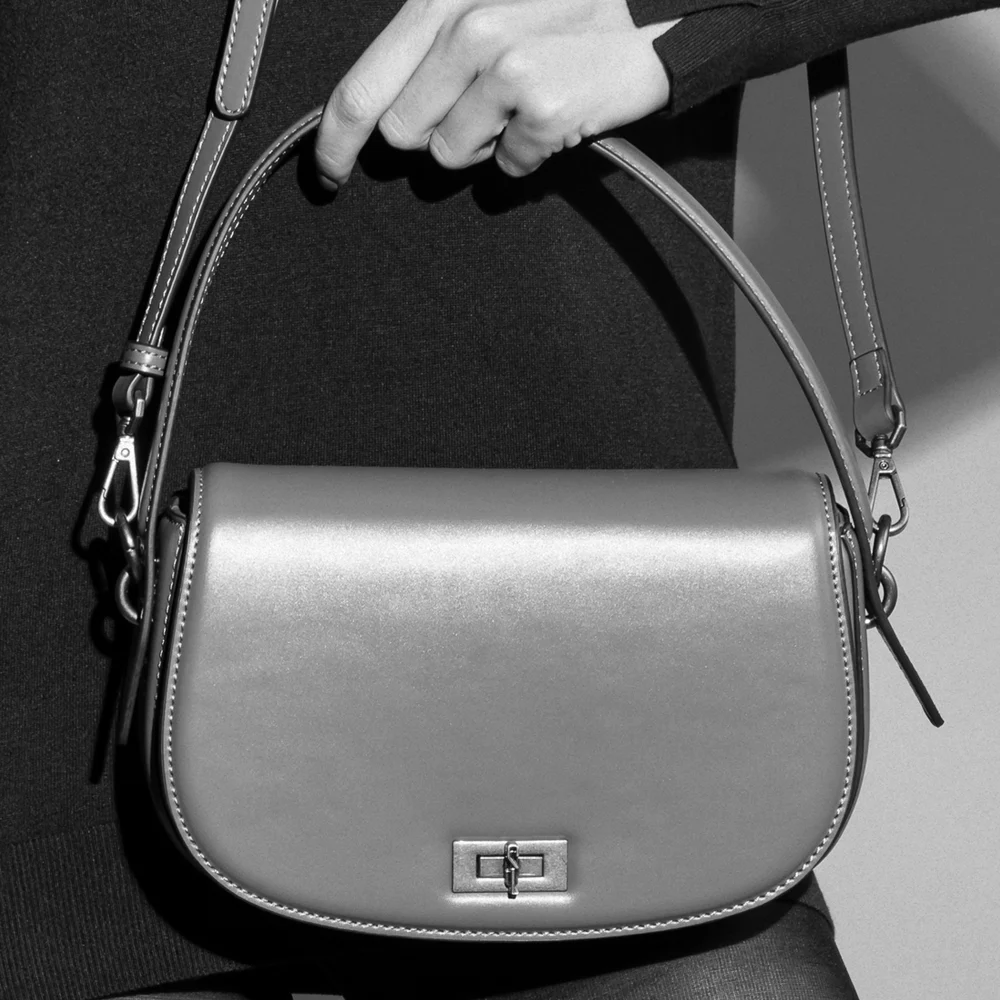 Bolsa Pequena Soft Liso Marrom Dark Transversal - vista 3 de 9