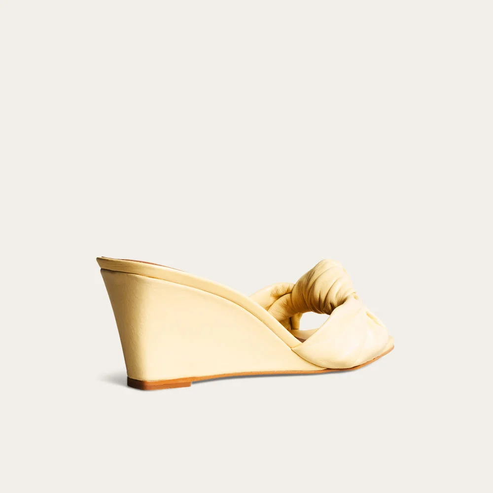 Tamanco Mule Anabela Couro Nobre Soft Bico Quadrado Amarelo Buttercream - vista 2 de 4