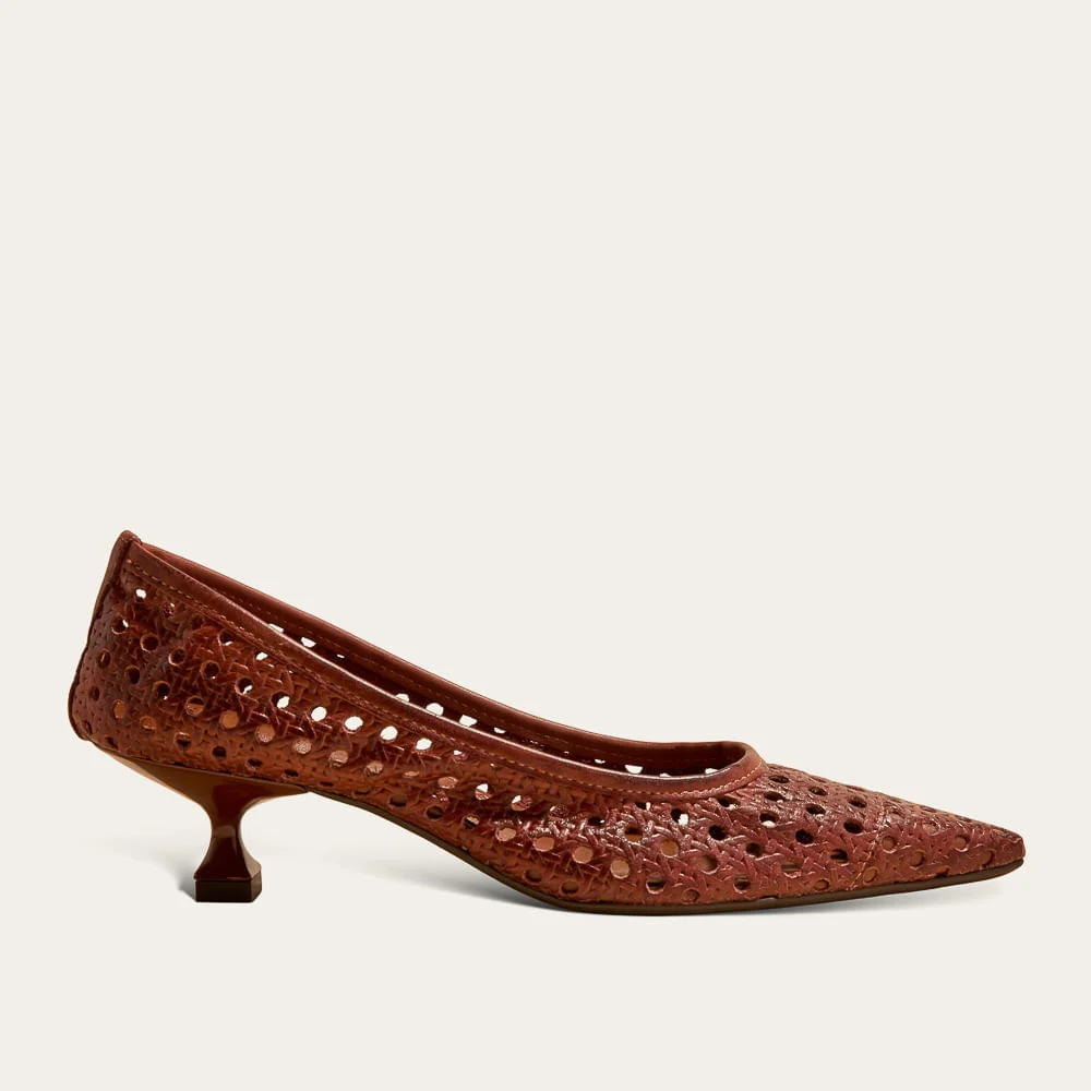 Scarpin Couro Premium Vazado Terracota Salto Kitten - vista 1 de 3