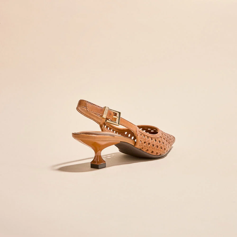 Scarpin Slingback Couro Vazado Caramelo Salto Kitten - vista 2 de 3