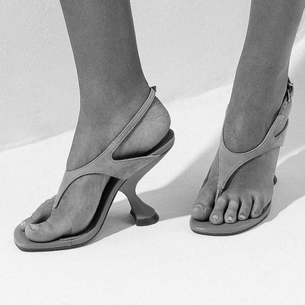 Sandália Slingback Couro Camurça Bege Fog Salto Alto - vista 3 de 5