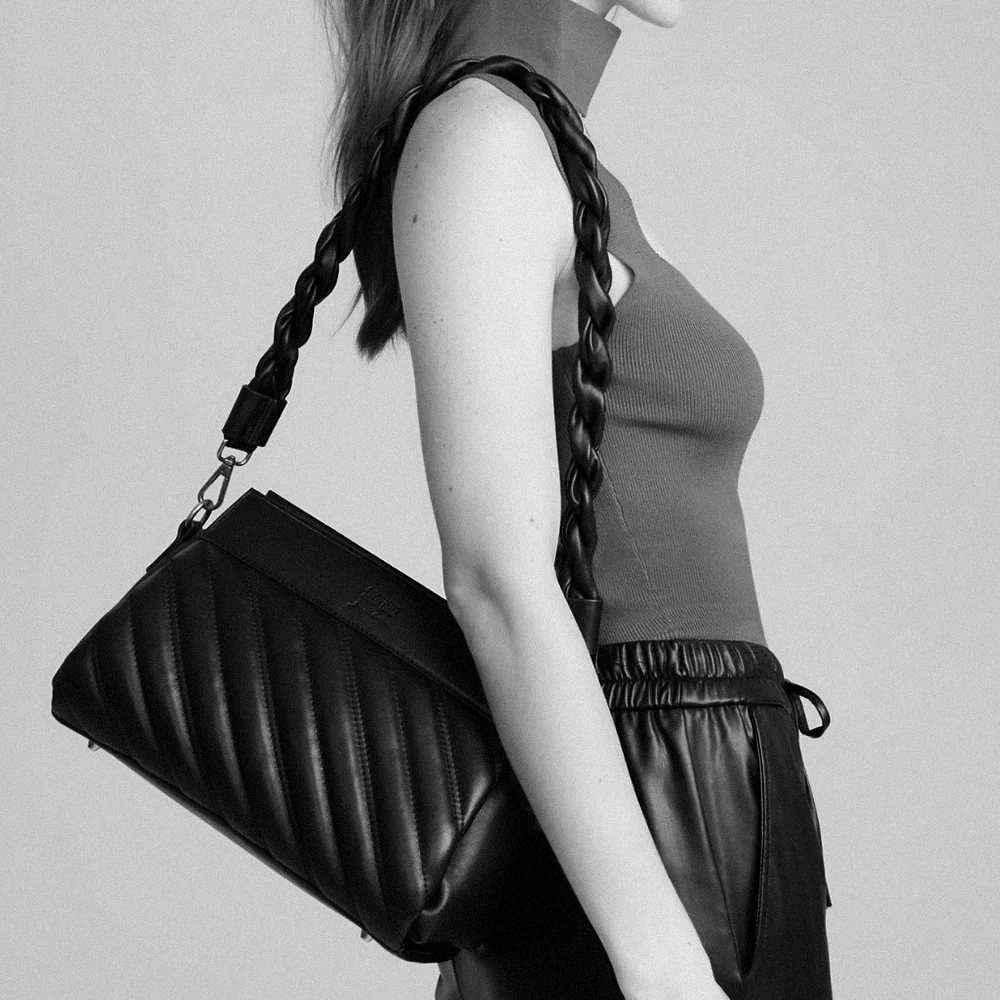 Bolsa de ombro Média com alça trançada de Couro Bege - Linha Genuine Leather - vista 2 de 4
