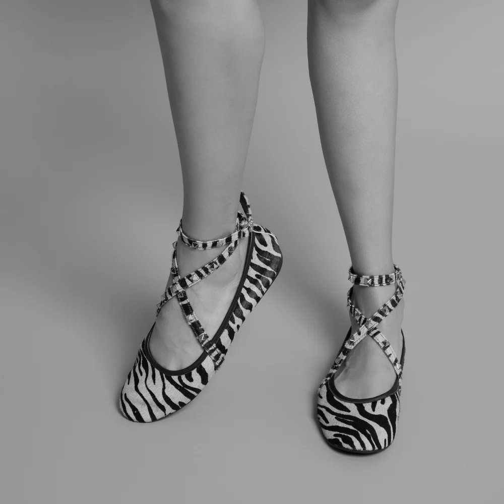 Sapatilha Couro Pelo Zebra Tiras Spikes Amarração - vista 2 de 5