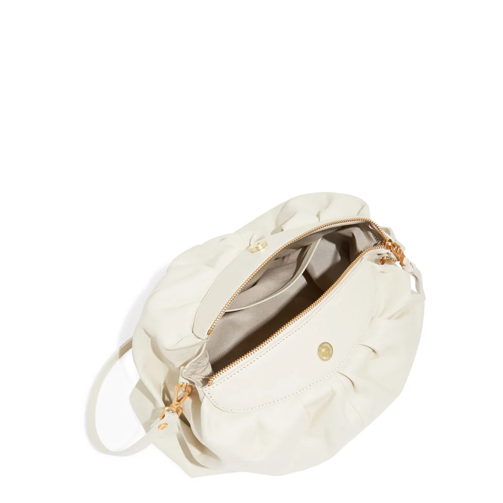 Bolsa Pouch Couro Soft Franzido Off White Transversal - vista 3 de 3