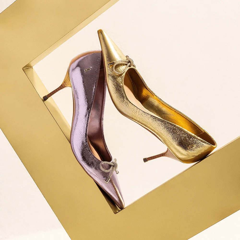 Scarpin Dourado Metalizado Couro Craquelê Bico Fino Laço - vista 4 de 4